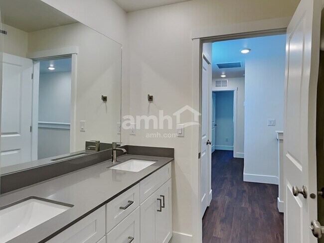 Building Photo - 724 S Retort Ave