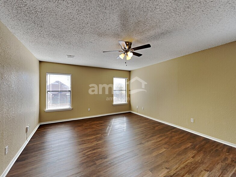 Building Photo - 304 Sandlewood Ln