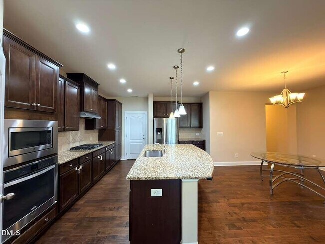 Building Photo - 305 Alamosa Pl