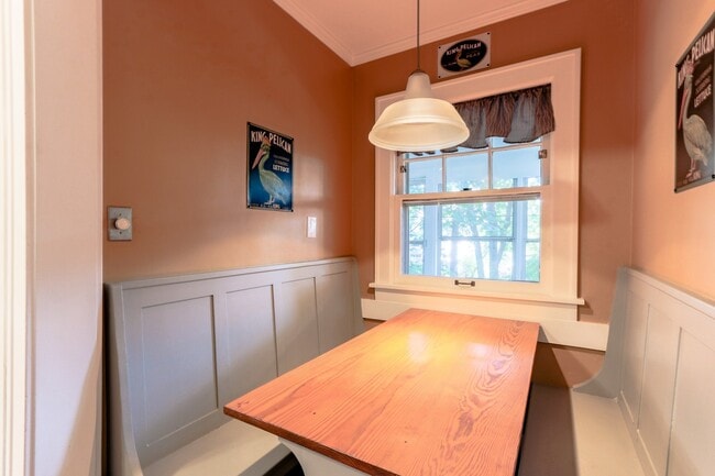 Building Photo - {4805}  Charming West Plaza Bungalow + Pri...