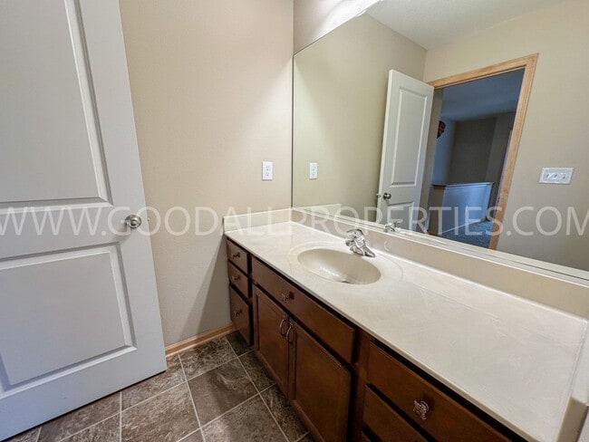 Building Photo - 3-Bedroom End-Unit Townhome in West Des Moines | Waukee Schools