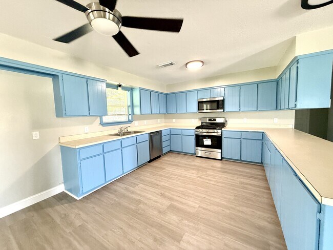 Building Photo - 39 Melody Ln