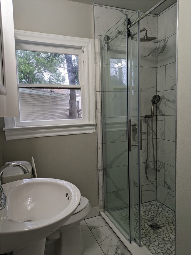 Building Photo - 418 Waco Ave