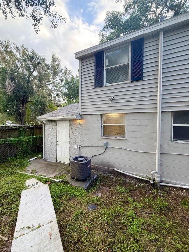 Building Photo - 2416 Golfview St