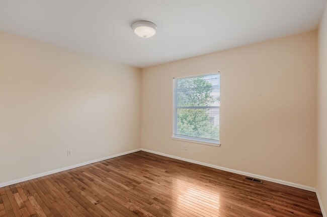 Building Photo - Amazing 5-bedroom home in Cherry Creek School District! Basement Apartment with kitchen! Move in ...
