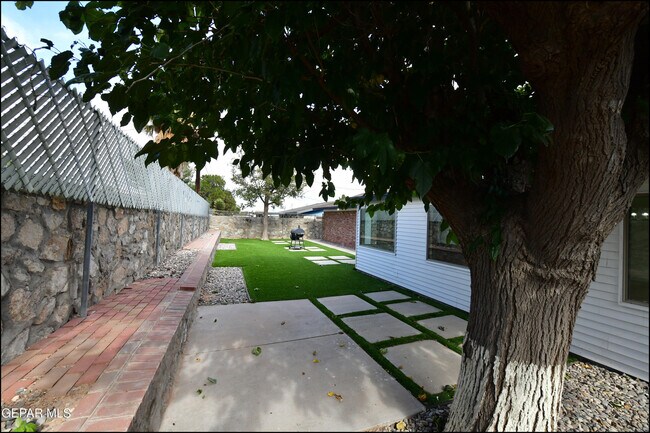 Building Photo - 3217 Wedgewood Dr