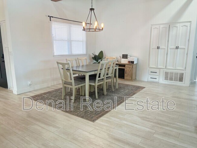 Building Photo - 1759 N Spring Cir