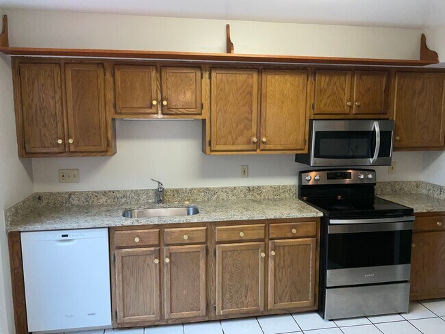 Building Photo - Very clean and well maintained 3BR 2.5BA single family home with large rear deck and 1 car garage