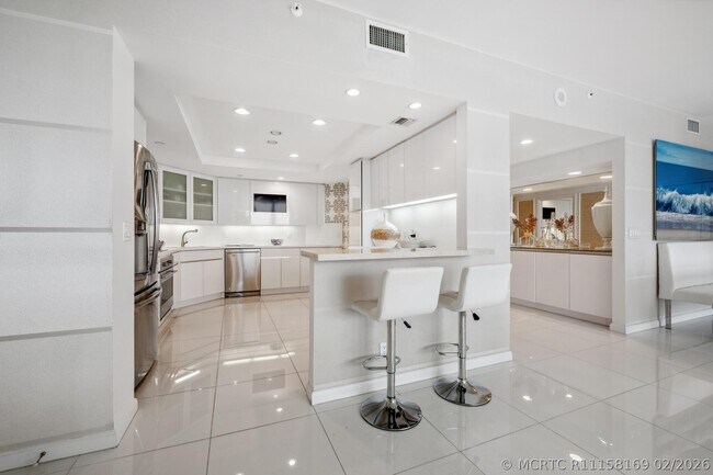 Building Photo - 2100 S Ocean Blvd