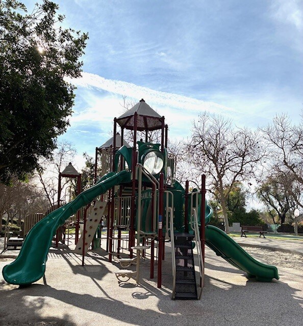 Building Photo - 10 Coralino