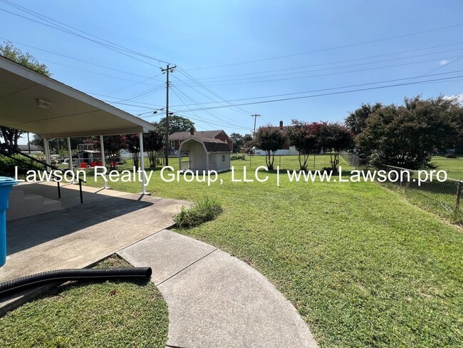 Building Photo - Pristine Brick Ranch with Covered Back Patio!