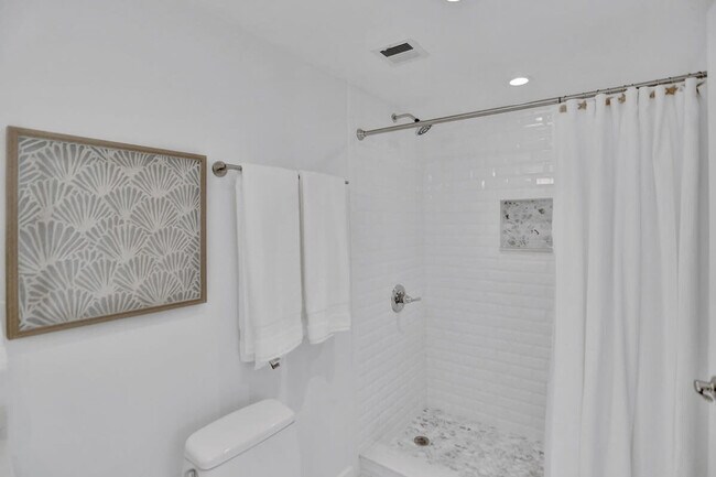 Building Photo - 2908 Bayshore Dr