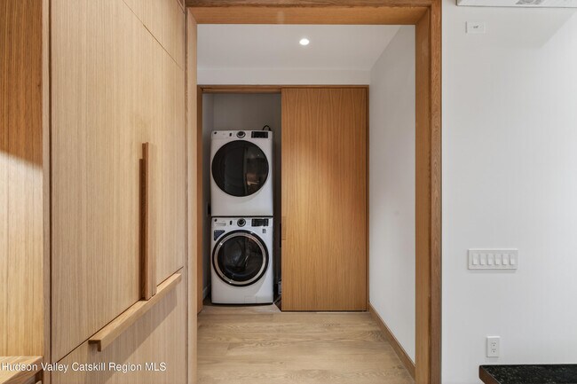 Building Photo - 316 Wall St