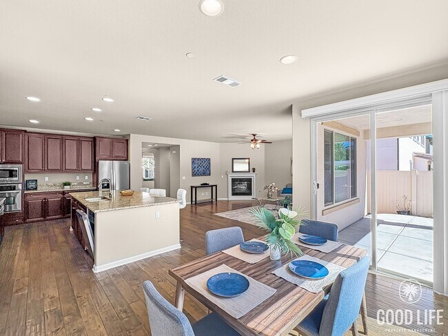 Building Photo - Stunning Home with Modern Comforts Spaciou...