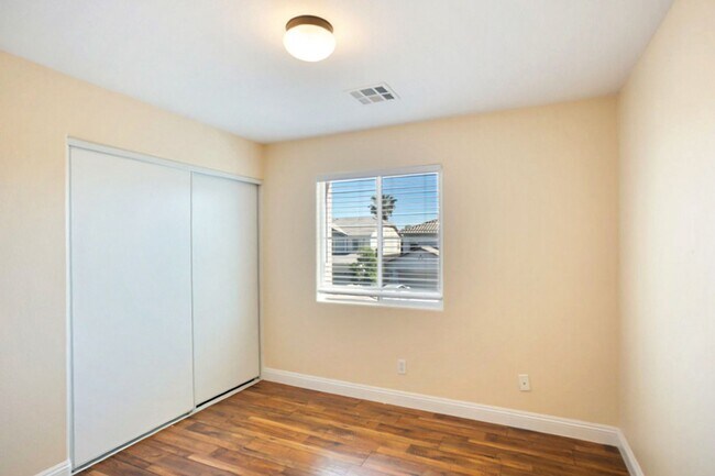 Building Photo - 3 Bed and Loft Summerlin Beauty