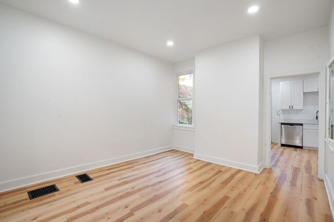 Building Photo - Newly Renovated 4 Bed, 2 Bath Home - Off-S...