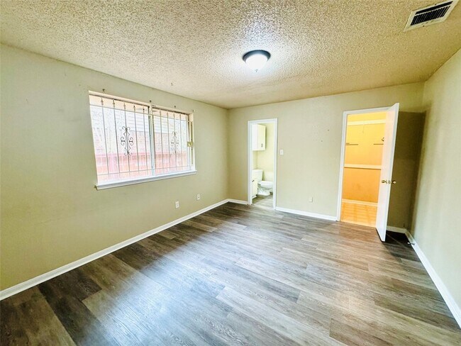 Building Photo - 2523 Woodbough Dr