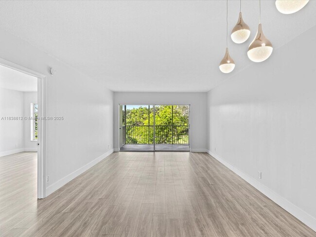 Building Photo - 3150 N Palm Aire Dr