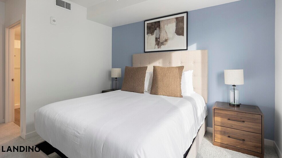 Building Photo - 707 S Farmer Ave