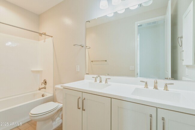 Building Photo - 2055 E Northwood Dr