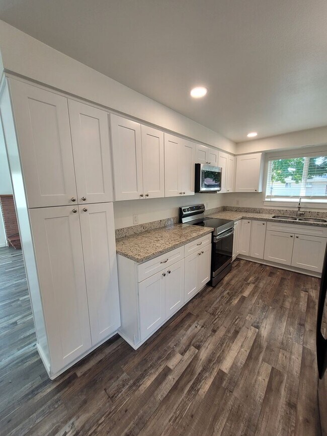 Building Photo - Updated, Single Level Home, 3BD/3BA, corne...