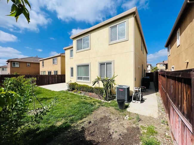 Building Photo - Beautiful 4 Bedroom home