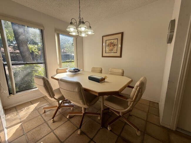 Building Photo - Prestigious Gated Living in Mission Trace-...