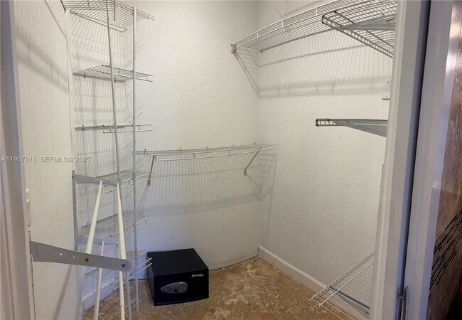 Building Photo - 709 SE 13th Terrace