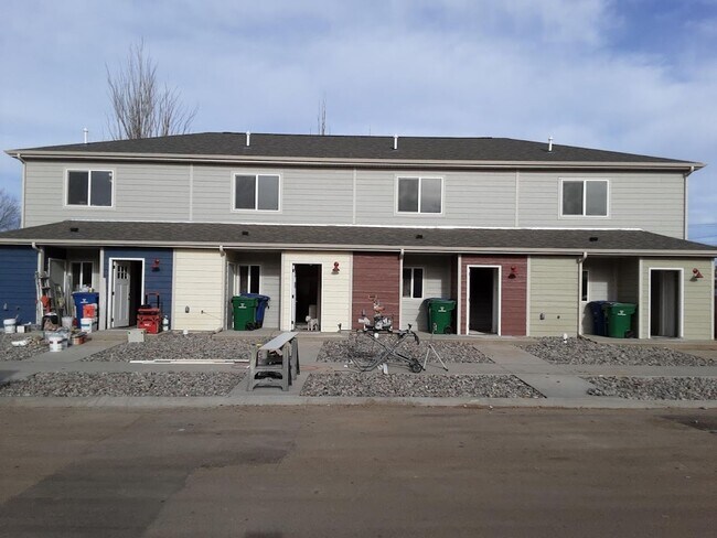 Building Photo - NEW 2 BED / 1.5 BATH TOWNHOME