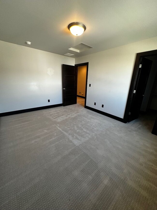 Building Photo - Gorgeous modern 5 bedroom - Minutes from MSU!