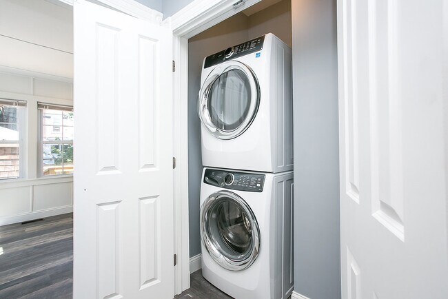 Electrolux Washer/Dryer - 12 Lincoln St
