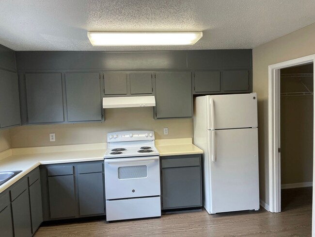 Building Photo - Riverbend Commons - Unit 205-C