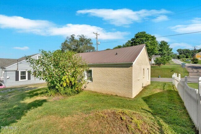 Building Photo - 3361 Bloomingdale Rd