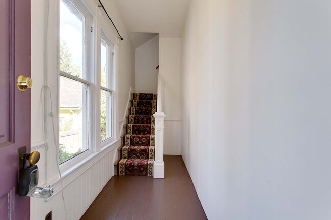 Building Photo - 1913 SE Stark St