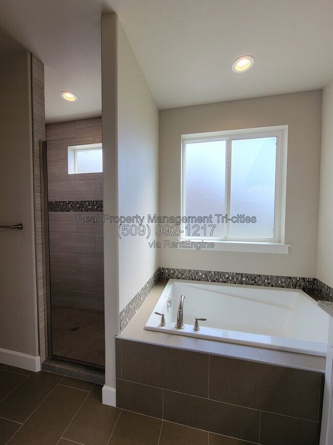 Building Photo - 1108 S Kansas Pl