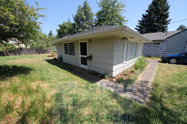 Building Photo - 1 Bedroom Bungalow Available in Inner Nort...