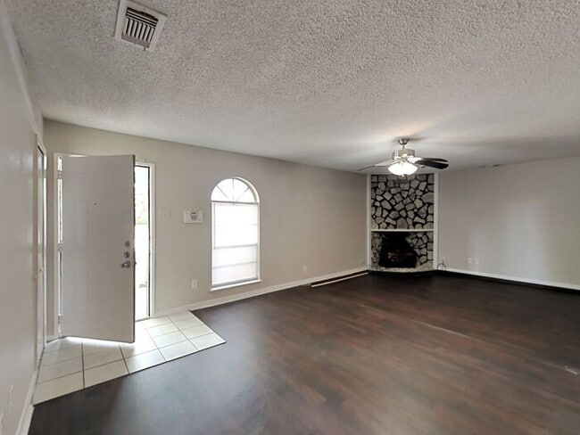 Building Photo - No Application Fees* 1 Month Free Rent w/a...