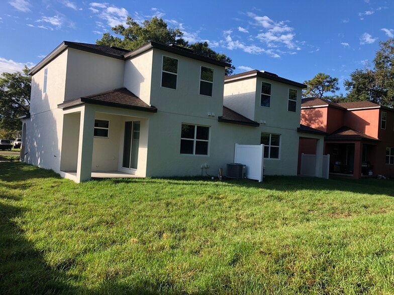 Building Photo - 5815 Oleander Dr