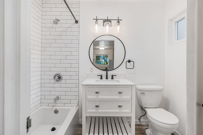 Building Photo - Spacious 1-Bedroom Apartment in South Shat...
