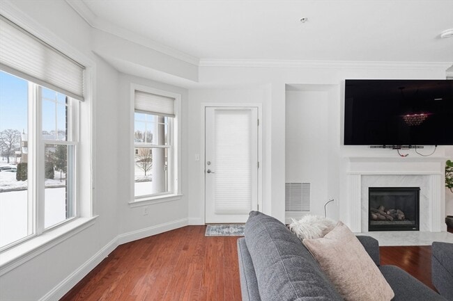 Building Photo - 855 Main St