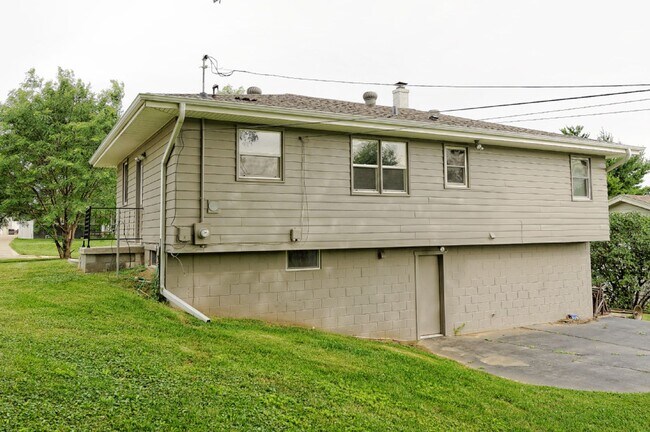 Building Photo - 4 Bedroom / 2 Bath Home Available Now!