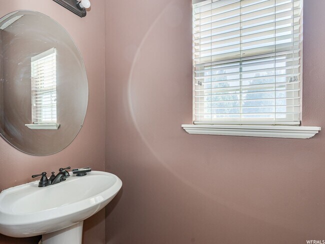 Building Photo - Beautiful Riverton Townhome in Gated Community w 1 car garage attached