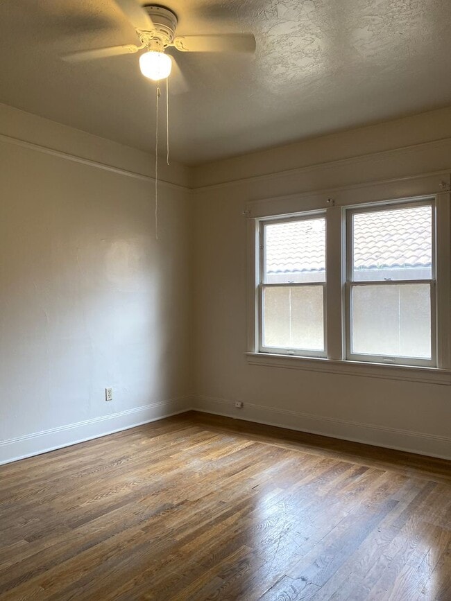 Building Photo - Available Now! Charming 3-bdrm./1.5-bath, ...