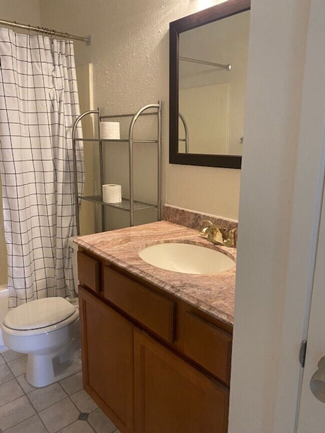 Building Photo - Cute 1 bdrm, 1 bath downstairs condo