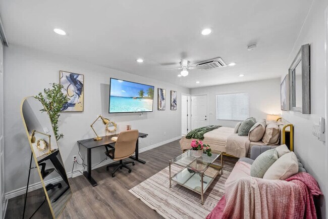 Building Photo - 10983 Parkdale Ave