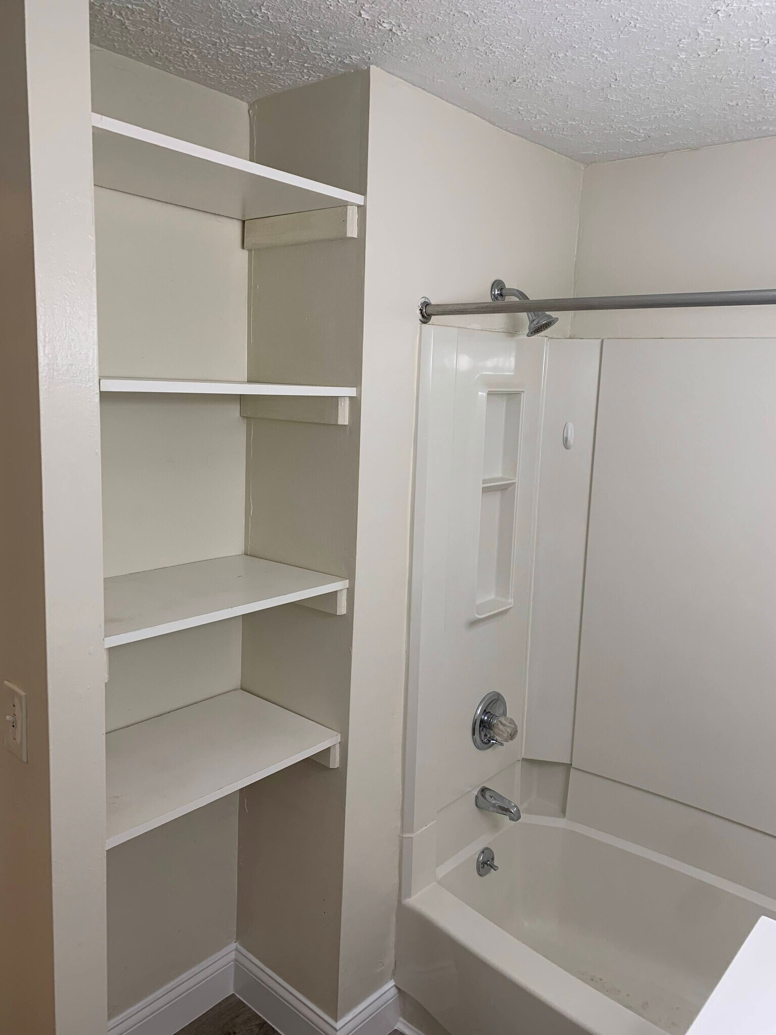 Building Photo - 18 Surrey Dr