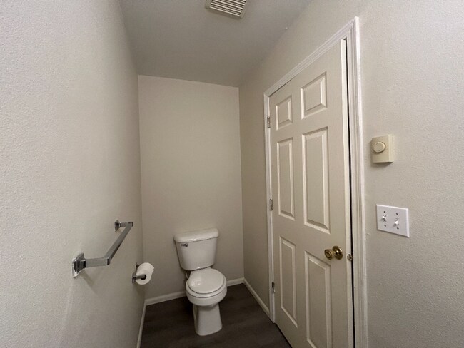 Building Photo - 950 Sparks St N