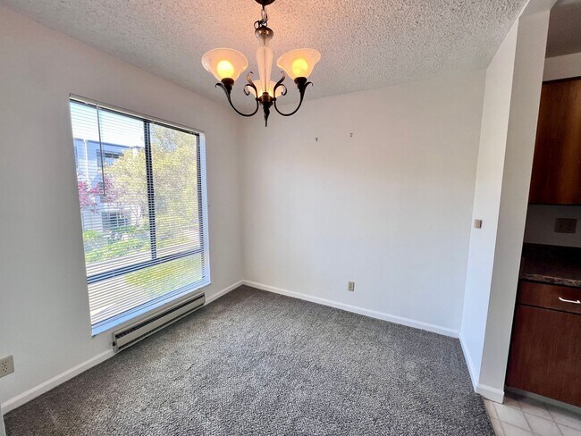 Building Photo - Large sunny 1 bedroom with lush courtyard ...