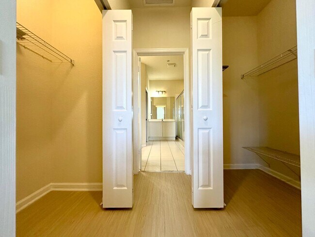 Building Photo - 425 Greenwich Cir