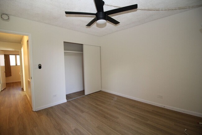 Building Photo - 3 bedroom - 2 bath - with 2 PARKING STALLS!